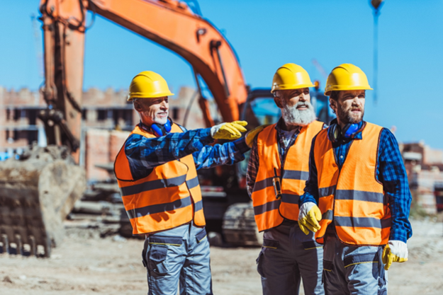 Среди рабочих специалистов больше всего в Украине зарабатывают строители — в среднем 14 350 грн.