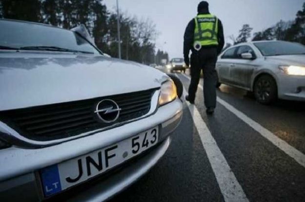 Нацполиция Украины в рамках действующего законодательства может применять штрафы для владельцев автомобилей на иностранной регистрации за нарушения при перемещении авто, так как имеет доступ к таможенным базам.