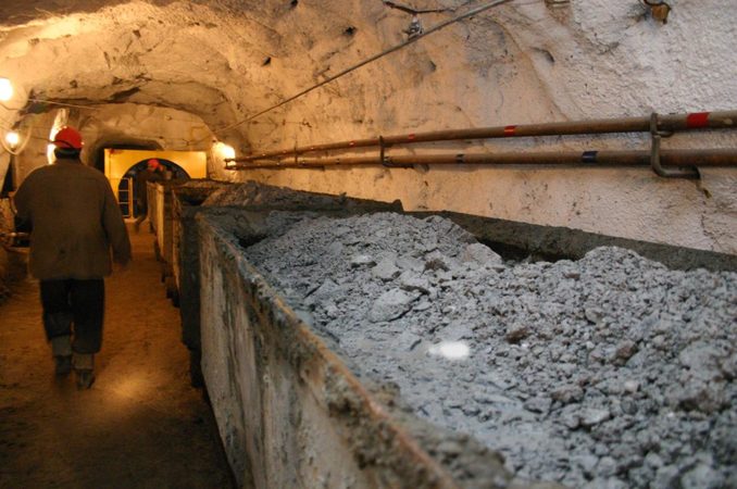 Служба безопасности Украины разоблачила руководство государственных угольных шахт на хищении более полумиллиарда средств госбюджета.