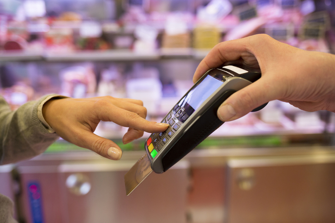 У липні в мережі торгових терміналів Приватбанку українці витратили з банківських карток понад 20,8 млрд грн, з них 9,5 млрд – на продукти харчування.