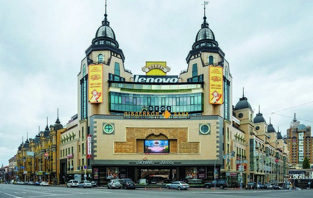 Нежитлові приміщення у київському торгово-офісному центрі «Арена Сіті» площею 976,3 квадратних метрів виставили на аукціон, початкова ціна лоту — 65 мільйонів гривень без ПДВ.