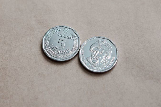 Национальный банк Украины ожидает выпуска новых монет номиналом 5 гривен, анонсированного до конца текущего года, осенью.