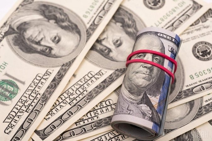 К открытию межбанка американский доллар в покупке подешевел на 13 копеек, в продаже — на 15 копеек.