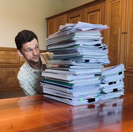 Міністр Кабінету міністрів Дмитро Дубілет пообіцяв удвічі скоротити використання паперу в уряді і перевести документи цифровий формат.