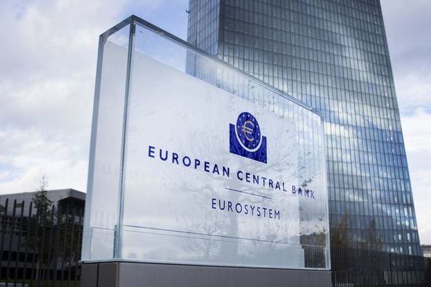 Європейський центральний банк погіршив прогнози зростання економіки і споживчих цін в єврозоні на поточний і наступний рік.