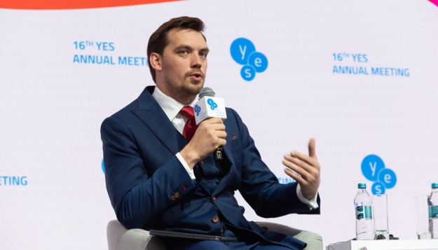 Прем'єр Олексій Гончарук закликає великий український бізнес інвестувати в проекти в Україні та переконує іноземних інвесторів, що в Україні вони можуть багато заробити.
