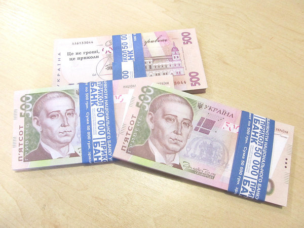 Национальный банк Украины дал разъяснение, как отличить поддельные банкноты номиналом 500 грн от настоящих.