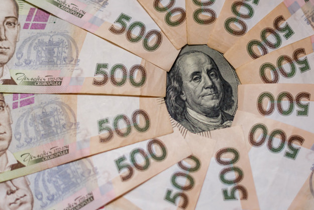 Поточного тижня очікується зниження долара до гривні, готівковий долар в банках може торгуватися по 24,8/25,1 грн.