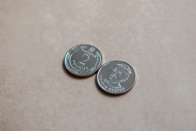 Во время пресс-конференции, посвященной выведению из обращения монет мелкого номинала, один из журналистов назвал «позорным» внешний вид монет 1 и 2 гривны и поинтересовался есть ли у НБУ планы его менять.