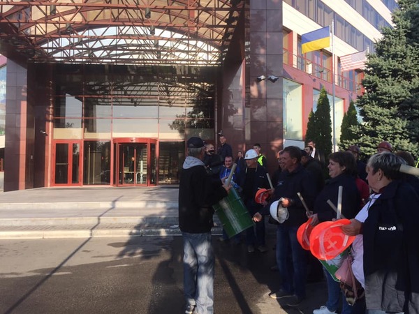 Сегодня утром порядка пятисот работников Никопольского завода ферросплавов устроили пикет у здания главного офиса Приватбанка в Днепре.