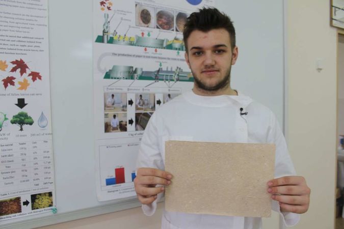 Студент КНУ имени Тараса Шевченко Валентин Фречка готовится запустить первое в мире производство бумаги из опавших листьев.