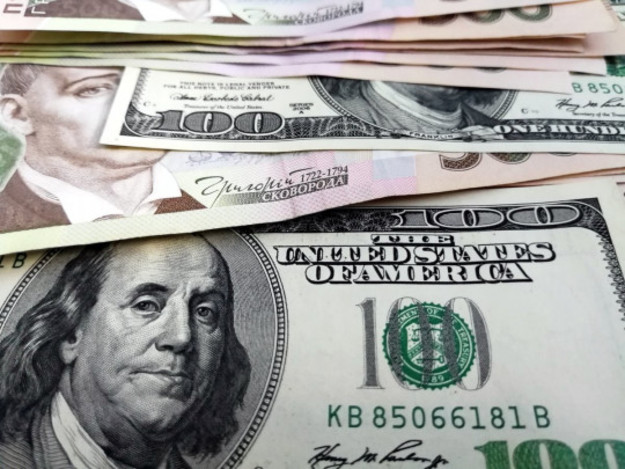 К закрытию межбанка американский доллар в покупке потерял 6 копеек, в продаже — 7 копеек.