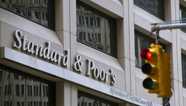 Міжнародне рейтингове агентство Standard & Poor's підвищило довгостроковий суверенний кредитний рейтинг України в іноземній і національній валюті з рівня «В-» до «В», повідомляє Урядовий портал.