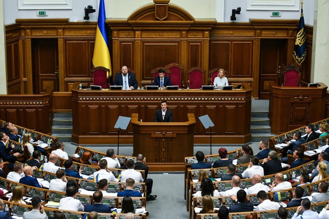 Народные депутаты девятого созыва получили первую зарплату.