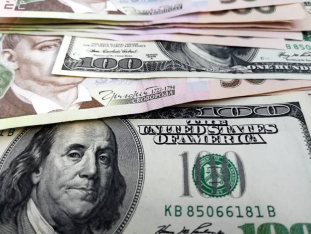 К открытию межбанка американский доллар в покупке и в продаже подешевел на 2 копейки.