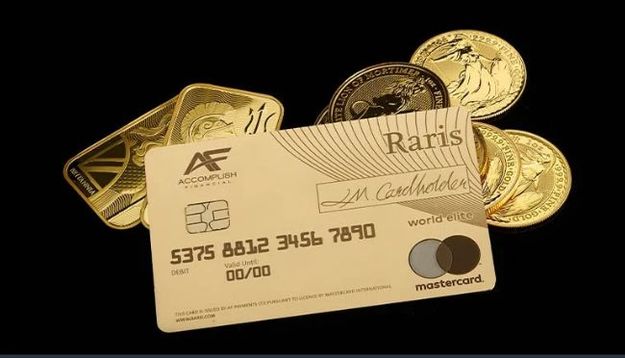 Королевский монетный двор Великобритании совместно с Mastercard и фирмой платежных технологий Accomplish Financial представили первую в мире платежную карту из чистого 18-каратного золота.