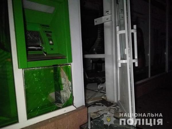 У Святошинському районі Києва невідомі підірвали банкомат у відділенні Приватбанка, але не змогли дістати з нього гроші.