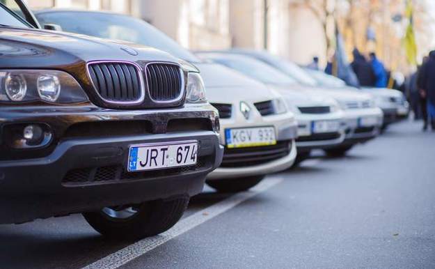 Водителей автомобилей на «еврономерах» штрафуют за нарушения правил дорожного движения, как и владельцев других авто.