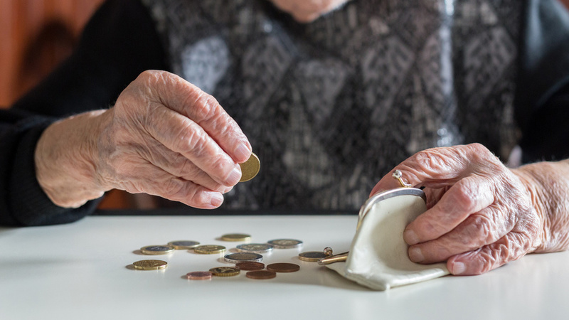 Пенсійний фонд затвердив показник середньої заробітної плати за серпень для обчислення пенсії на рівні 8 909 гривень.