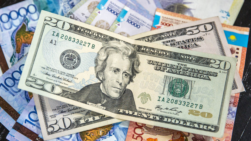 Уряд передбачив у держбюджеті на 2020 рік два курси гривні до долара: 27 грн/$ і 24,8 грн/$.