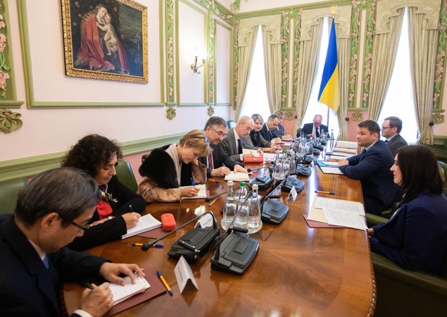 На встрече с послами стран «Большой семерки» в Офисе президента Украины заявили, что какими бы ни были судебные решения, оснований для возвращения Приватбанка бывшим акционерам нет.