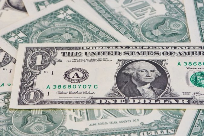 К открытию межбанка американский доллар в покупке и в продаже подорожал на 11 копеек.