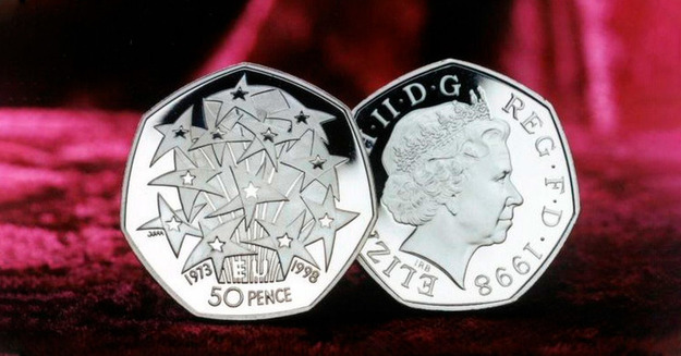 В Великобритании казначейство приостановило производство новых монет в 50 пенсов, которые приурочены к выходу страны из состава Европейского союза (Brexit).