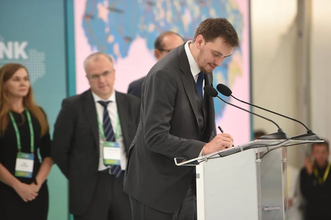 Прем’єр-міністр Олексій Гончарук підписав меморандум із чотирма провідними операторами мобільного зв’язку, що забезпечить покриття 4G на 90%території України.