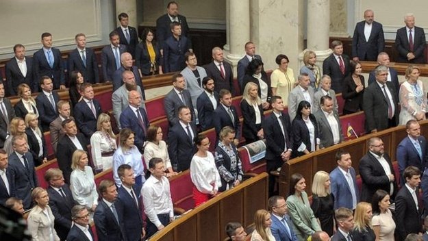 В Україні вступив у силу законопроект №1035-2 про позбавлення народних депутатів виплат через прогули. 29 жовтня документ був опубліковано у виданні «Голос України».