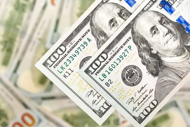 К закрытию межбанка американский доллар в покупке подешевел на 9 копеек, в продаже на 10 копеек.