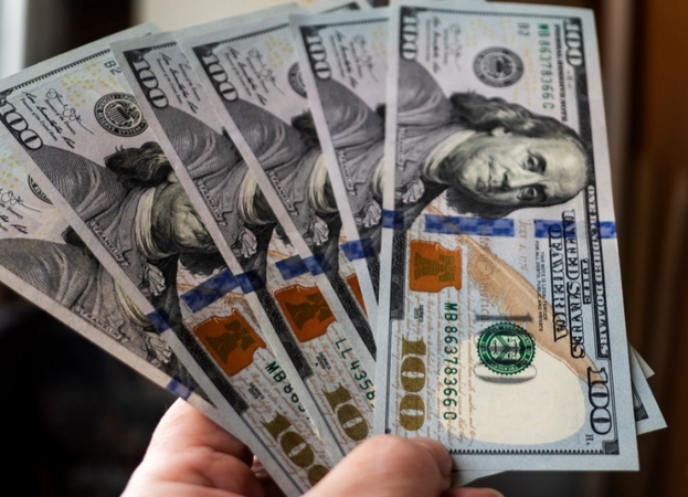 Українська гривня за офіційним курсом НБУ за жовтень знизилася до долара США на 2,6% — до 24,82 гривні/$.