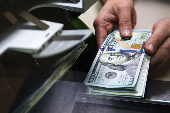 Украинцы в октябре купили через банки 1,505 миллиарда долларов наличной валюты.