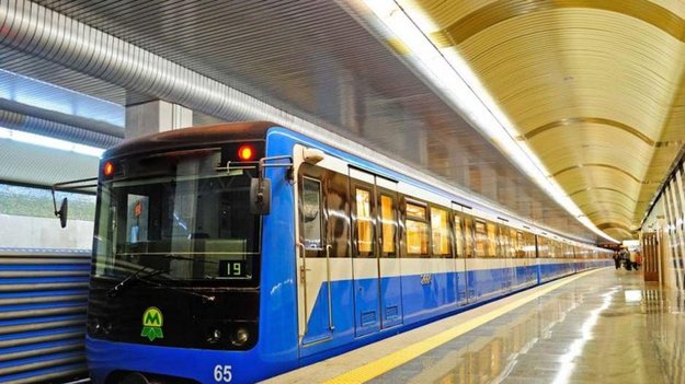 Приватбанк запустил новый сервис пополнения транспортных карт KyivSmartCard и проездных в столичном метро.