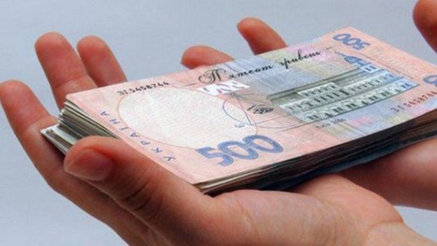 У новому макроекономічному прогнозі уряду передбачено зростання середньої зарплати в Україні на 2 тисячі гривень щороку.
