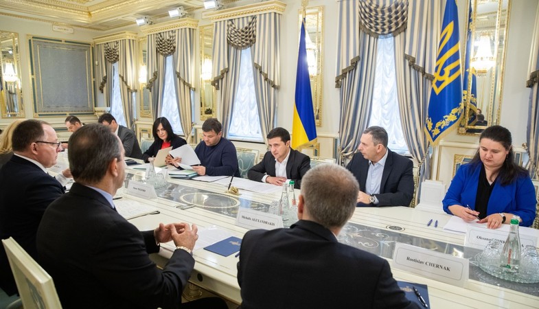 Президент Володимир Зеленський зустрівся з найбільшими виробниками тютюнових виробів в Україні і обговорив ситуацію на ринку.