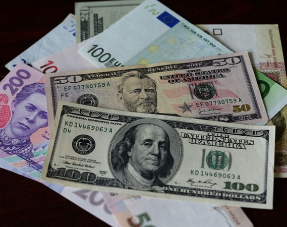 К открытию межбанка американский доллар в покупке прибавил 6 копеек, в продаже — 8 копеек.