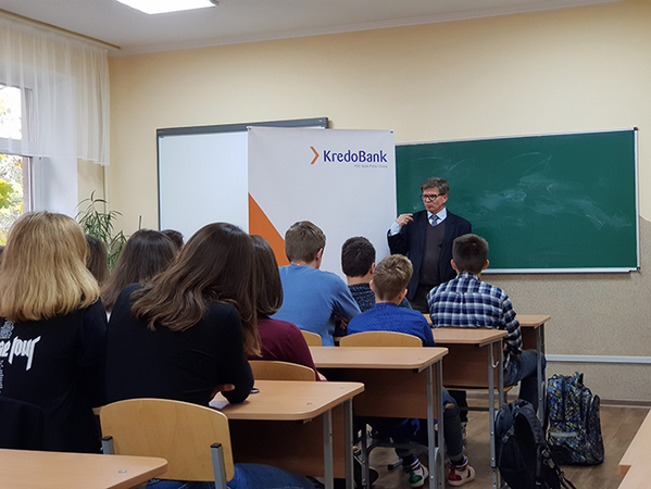 З нагоди Всесвітнього дня ощадності Кредобанк протягом жовтня-листопада організував понад 11 відкритих уроків фінансової грамотності для школярів та студентів у Львові, Дублянах та Дрогобичі.