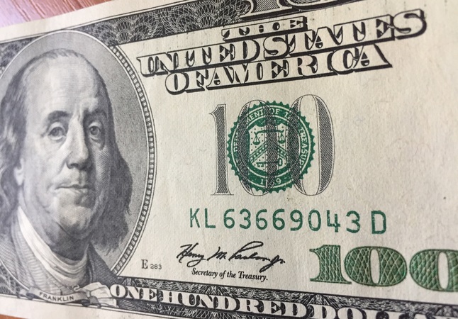 К закрытию межбанка американский доллар в покупке подешевел на 7 копеек, в продаже — на 7 копеек.