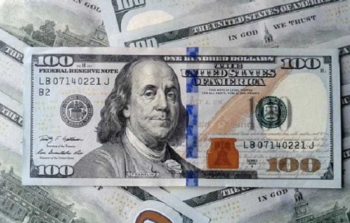 К закрытию межбанка американский доллар в покупке и в продаже подешевел на 7 копеек.