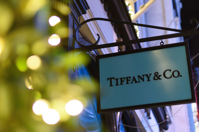 Louis Vuitton Moët Hennessy (LVMH) предложил за покупку американской ювелирной компании Tiffany & Co $16 млрд вместо $14,5 млрд, предложенных ранее.