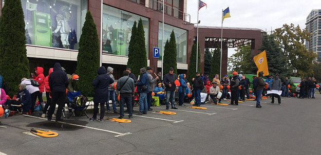 Никопольский завод ферросплавов Игоря Коломойского выкупил на год аренду парковки на 144 паркоместа напротив главного офиса Приватбанка в Днепре.