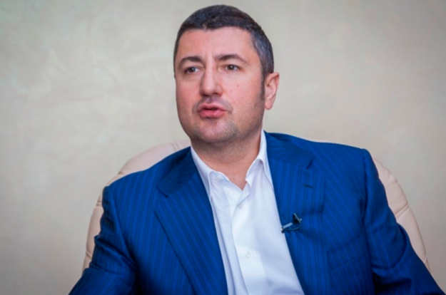Компанія Ukrlandfarming ексвласника ВіЕйБі Банку Олега Бахматюка, вважає оголошення його у національний розшук незаконним і політично вмотивованим.