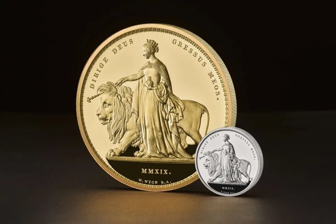 Королевский монетный двор Великобритании выпустил самую большую монету из когда-либо выходивших в стране.