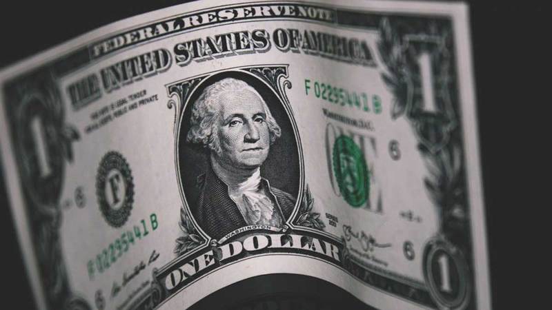 К открытию межбанка американский доллар в покупке подешевел на 1 копейку, а в продаже не изменился.