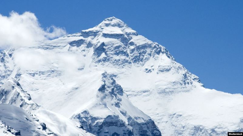 Если выстроить все пластиковые карты, которые выпустил Приватбанк, эта «пирамида» будет на 1,2 км выше горы Эверест.