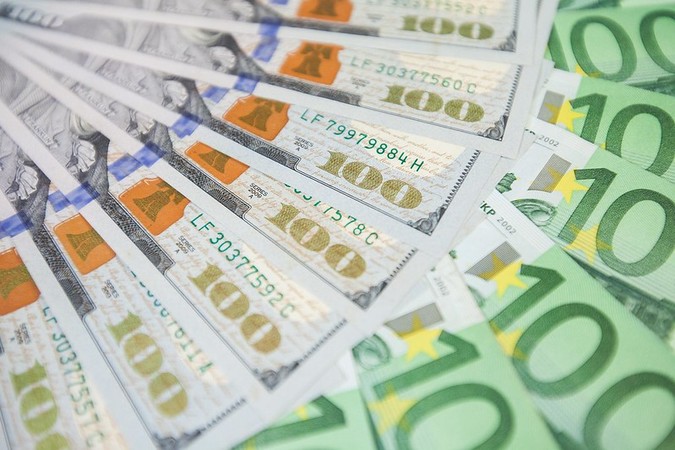 На прошлой неделе безналичный доллар подешевел на межбанке почти на 15 копеек: с 24,10/24,14 гривен до 23,965/24,99.