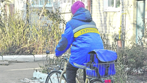 Кабмин принял решение повысить тарифы на доставку пенсий через отделения Укрпочты и почтальонов.