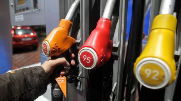 Антимонопольний комітет зобов'язав великі мережі АЗС знизити роздрібні ціни на високооктанові бензини та дизельне пальне.
