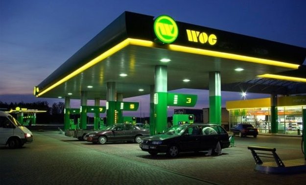 Сети АЗС OKKO и WOG снова снизили цены на бензин и дизельное топливо на 20-30 копеек за литр.