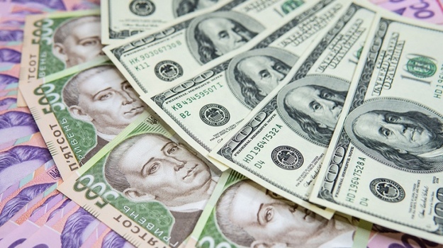 К закрытию межбанка американский доллар в покупке подорожал на 12 копеек, в продаже — на 14 копеек.